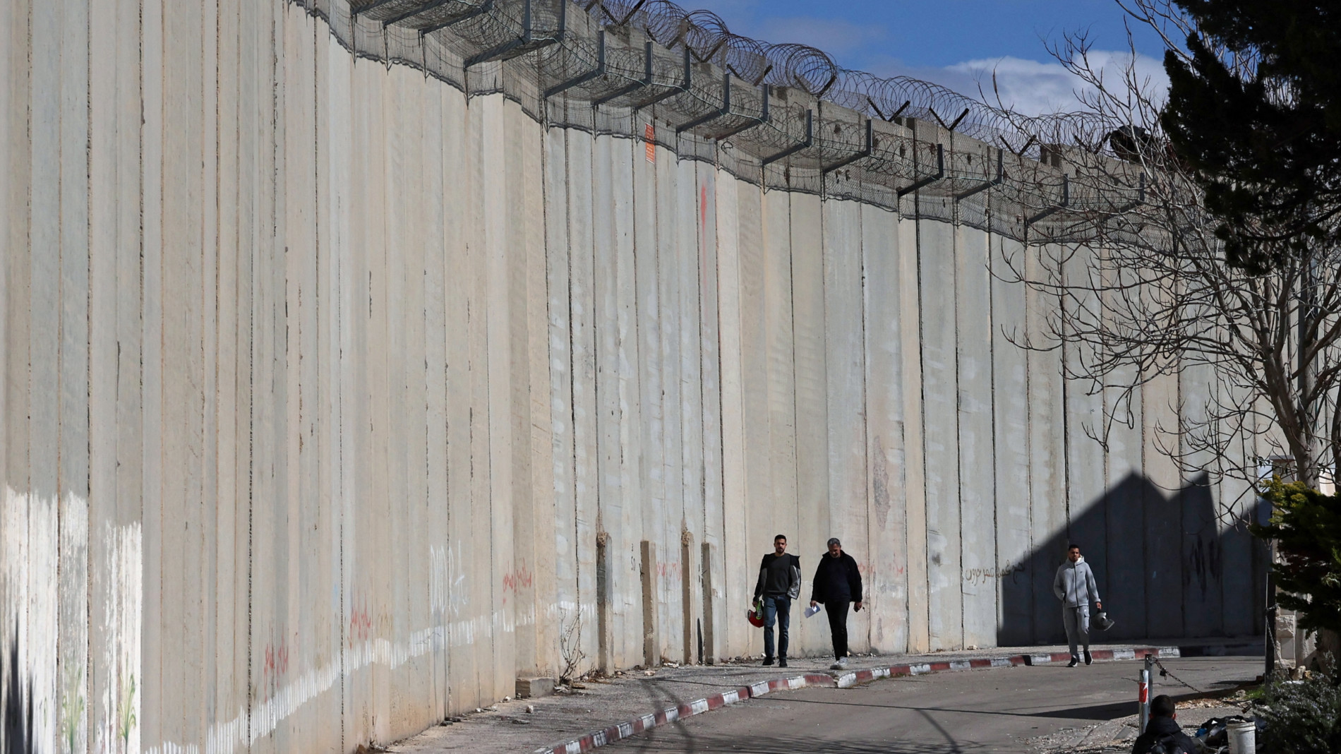 Israel kills Palestinian worker as he climbed West Bank separation wall Israel kills Palestinian worker as he climbed West Bank separation wall