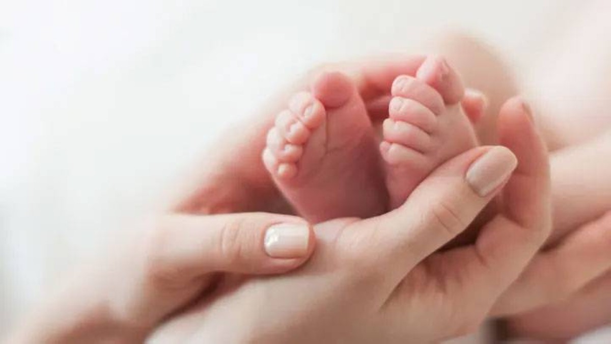 ولادة في الجو تربك القوانين الأمريكية.. هل يحصل طفل الطائرة على الجنسية