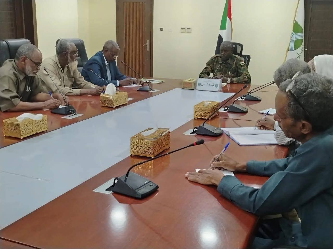 والي الخرطوم يعد بسداد متاخرات المعلمين وتطبيق زيادة المرتبات