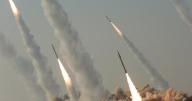إعلام عبرى: إيران تطلق 10 صواريخ عنقودية على وسط إسرائيل