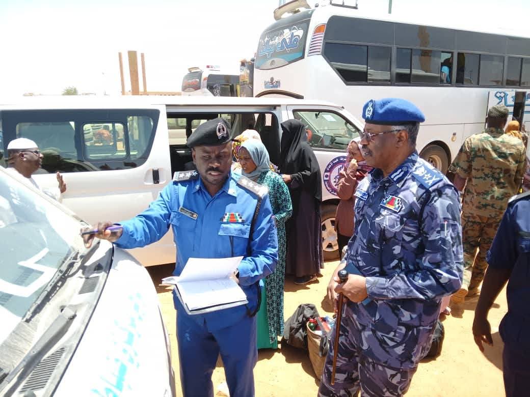 رئيس هيئة الجوازات والسجل المدني  يستقبل أفواج العودة الطوعية  إلى الخرطوم