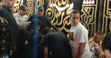 لحظة سقوط حمو بيكا وانهياره بالبكاء في عزاء والده بالإسكندرية.. فيديو لحظة سقوط حمو بيكا وانهياره بالبكاء في عزاء والده بالإسكندرية.. فيديو