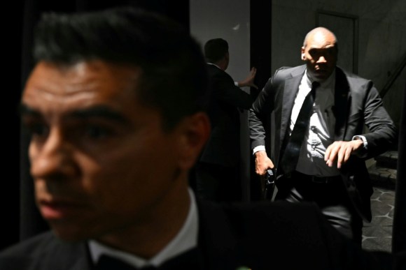 إجلاء ترامب بعد إطلاق نار أثناء حفل مراسلي البيت الأبيض في واشنطن