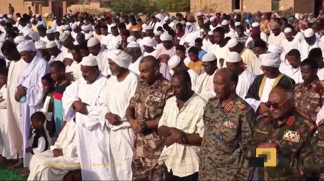 رئيس مجلس السيادة يؤدي صلاة عيد الأضحى بمنطقة المتمة بنهر النيل ويحيي تضحيات أهلها رئيس مجلس السيادة يؤدي صلاة عيد الأضحى بمنطقة المتمة بنهر النيل ويحيي تضحيات أهلها