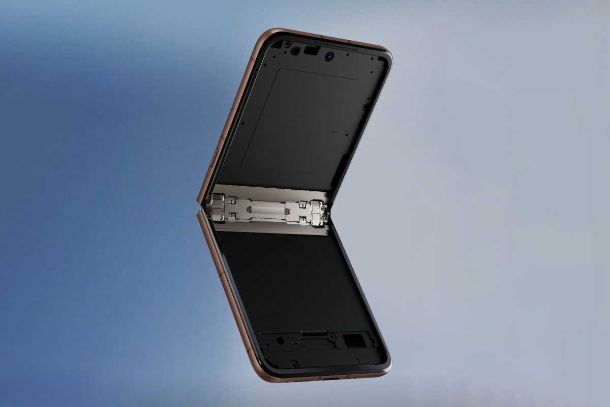 هاتف Motorola Razr 70 Ultra يظهر في صور رسمية مسربة