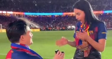 عرض زواج داخل ملعب برشلونة على هامش الكلاسيكو واحتفالات الليجا.. فيديو عرض زواج داخل ملعب برشلونة على هامش الكلاسيكو واحتفالات الليجا.. فيديو