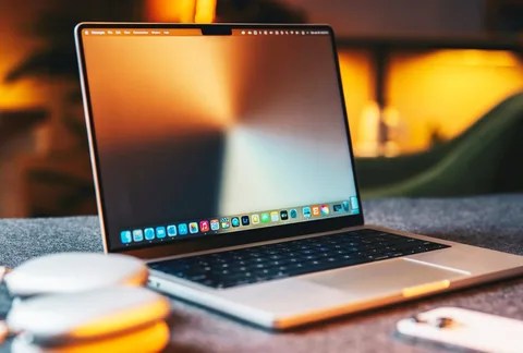 أبل تستعد لتحسين واجهة Liquid Glass وإضافة ميزات جديدة داخل تحديث macOS 27 أبل تستعد لتحسين واجهة Liquid Glass وإضافة ميزات جديدة داخل تحديث macOS 27