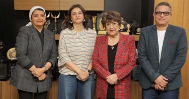 الإذاعية الكبيرة إيناس جوهر فى جولة داخل صالة تحرير اليوم السابع