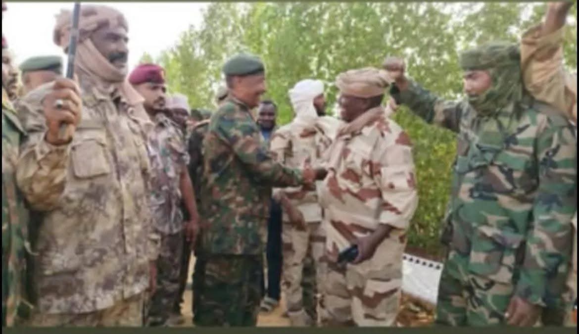 البرهان  يصل دنقلا ويلتقي بوفد العائدين من التمرد.. رسائل حاسمة حول العفو والسلام