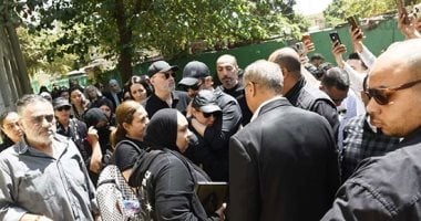 كريم عبد العزيز يقبل رأس منة شلبي ويساندها فى جنازة والدها