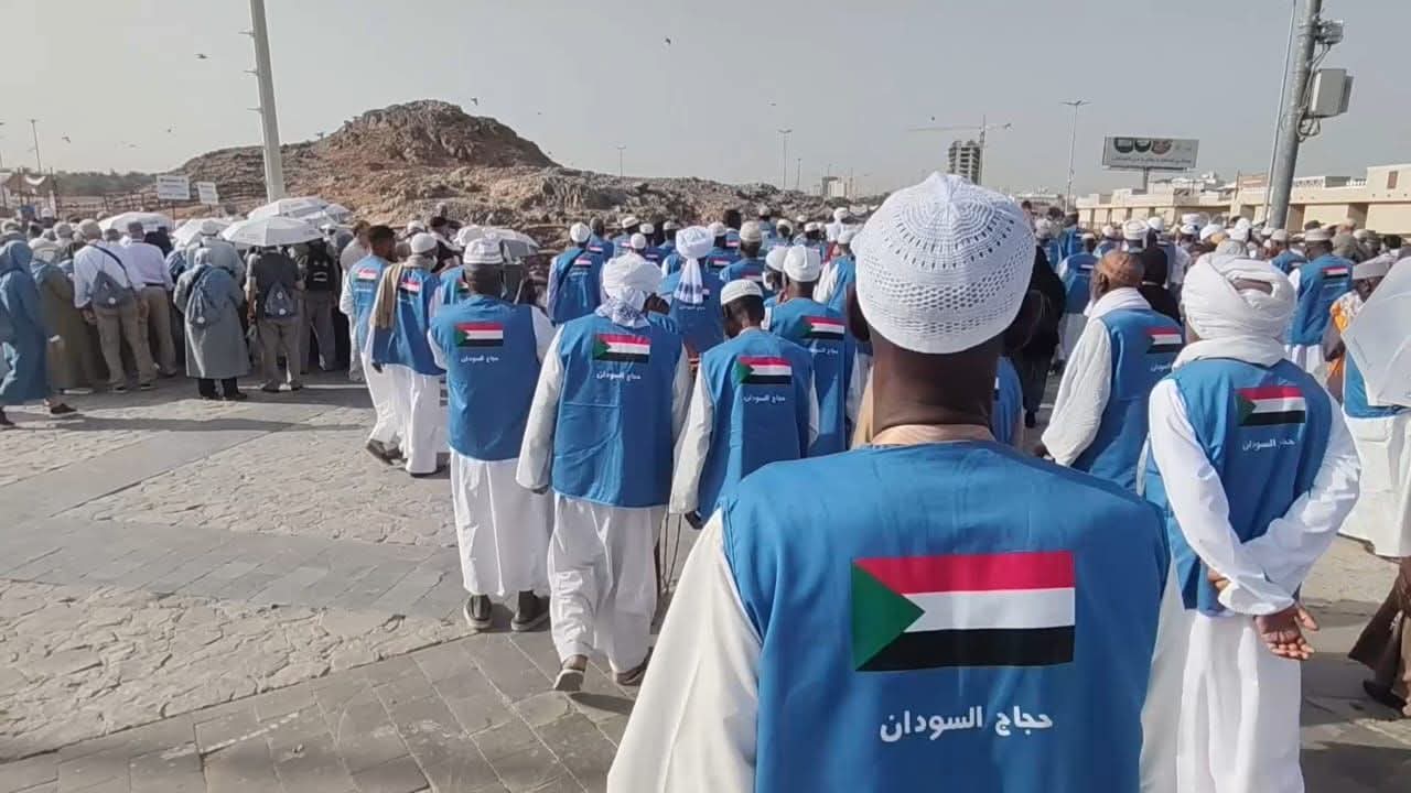 حجاج النيل الأبيض يزورون المعالم الدينية والتاريخية بالمدينة المنورة