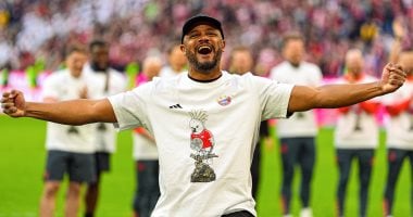 ببغاء الكوكاتو يخطف الأنظار في احتفالات بايرن ميونخ بلقب الدوري.. فيديو