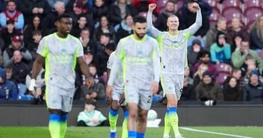 مانشستر سيتي يتخطى بيرنلي ويخطف صدارة الدوري الإنجليزي.. فيديو وصور
