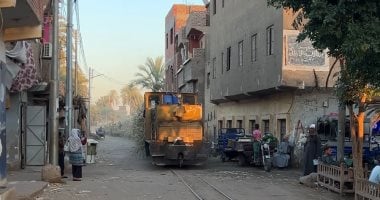 مشهد حقيقى فى ختام الموسم.. لحظة عبور قطار القصب بين المنازل بقنا فيديو