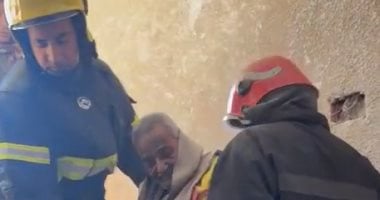الحماية المدنية تساعد مسنا فى نقله إلى المستشفى ببدر ..فيديو