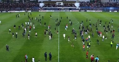 تأخير انطلاق نصف نهائي الكونفدرالية بسبب اقتحام الجماهير لأرض الملعب