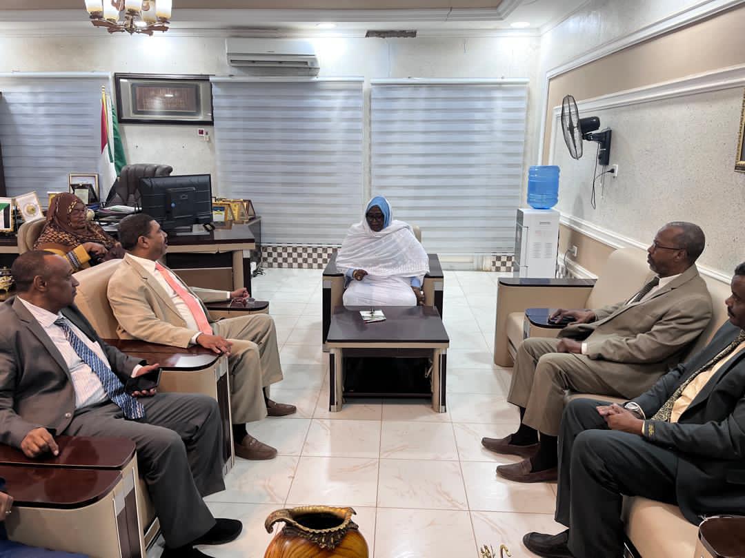 وزيرة مالية نهر النيل تبحث مع مدير بنك أمدرمان التحول الرقمي