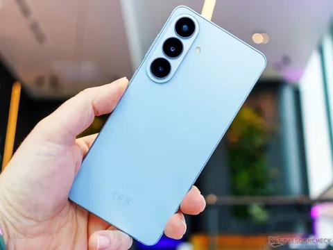 هاتف Galaxy S26 من سامسونج يحصل على إصدار أساسي جديد بسعر أرخص للشركات