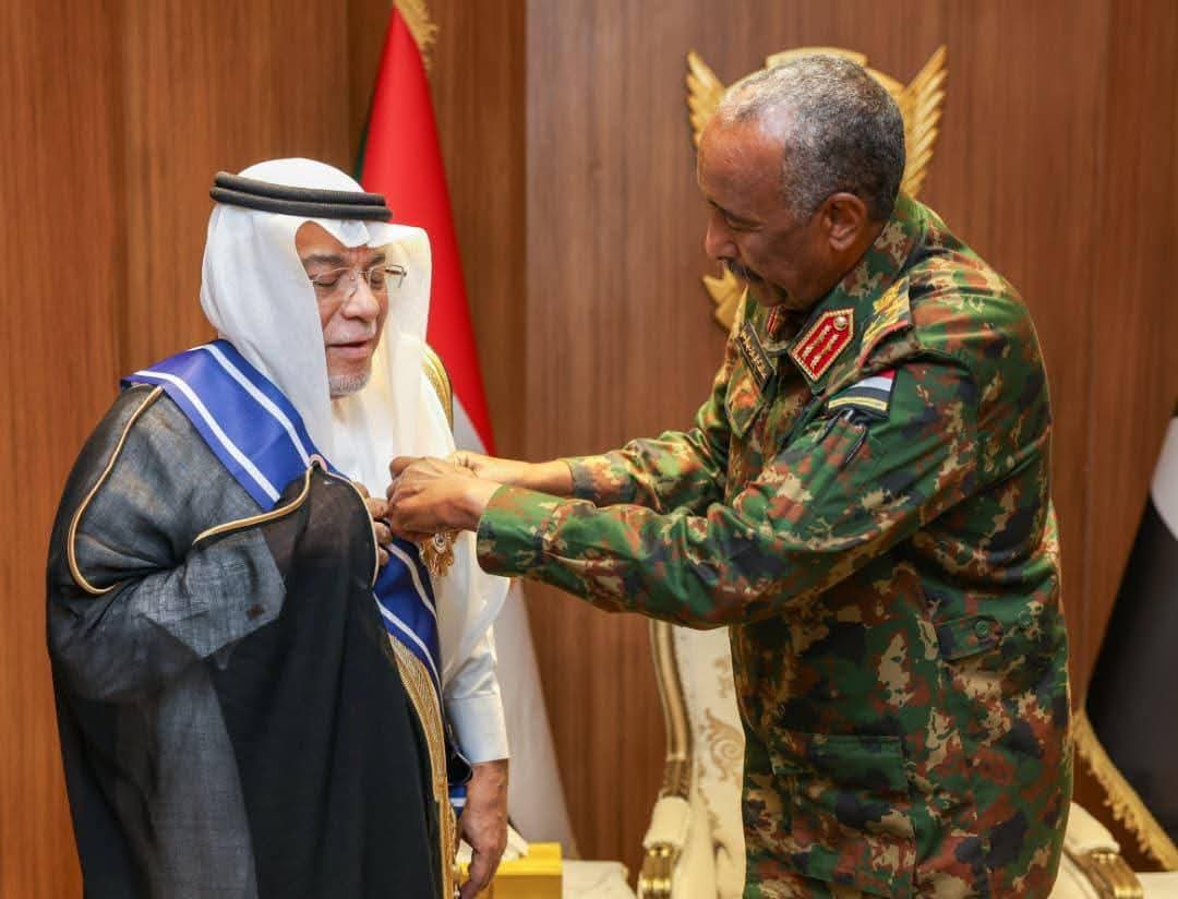 رئيس مجلس السيادة يمنح السفير السعودي وسام النيلين من الطبقة الأولى بمناسبة انتهاء فترة عمله رئيس مجلس السيادة يمنح السفير السعودي وسام النيلين من الطبقة الأولى بمناسبة انتهاء فترة عمله
