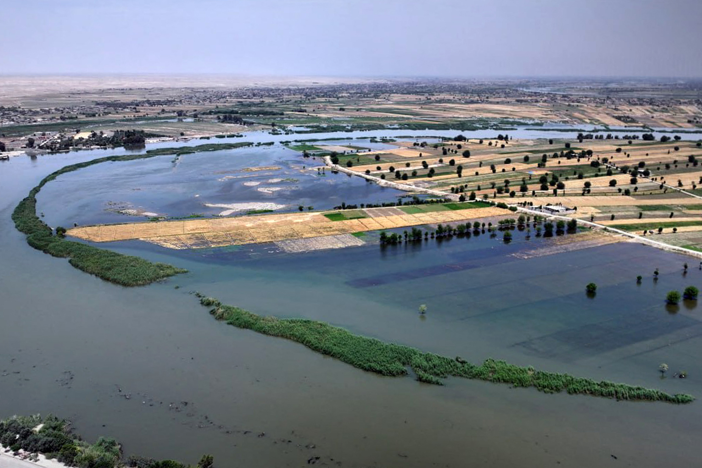 Euphrates flooding displaces thousands in Syrias Deir Ezzor Euphrates flooding displaces thousands in Syrias Deir Ezzor