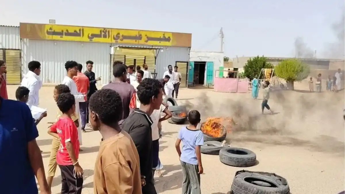احتجاجات وإطلاق الغاز المسيل للدموع في منطقة عبري  
