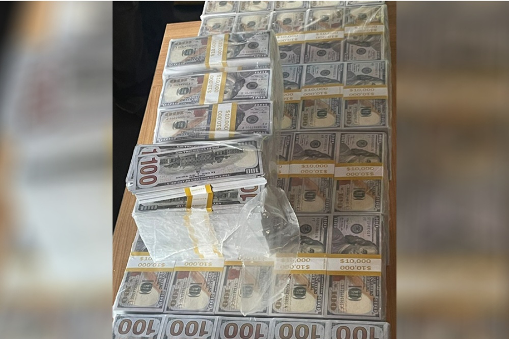 موظفة جمارك تُفشل تهريب 10 ملايين دولار وترفض رشوة ضخمة في كمبالا