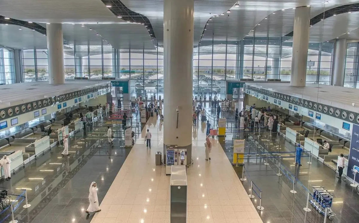 شظايا هرمز تضرب الطيران العالمي... والمطارات السعودية صمام أمان للملاحة الإقليمية