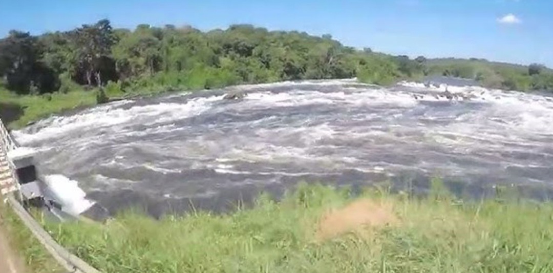 سقوط ناقلة وقود في نهر النيل قرب جسر كارُوما بأوغندا وعمليات بحث مستمرة