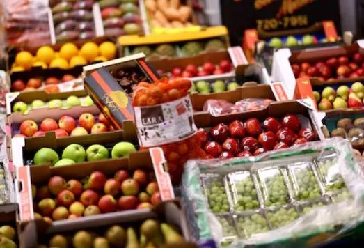 تباطؤ تضخم أسعار الغذاء في بريطانيا إلى 3.8  وسط ترقب لتأثير الحرب