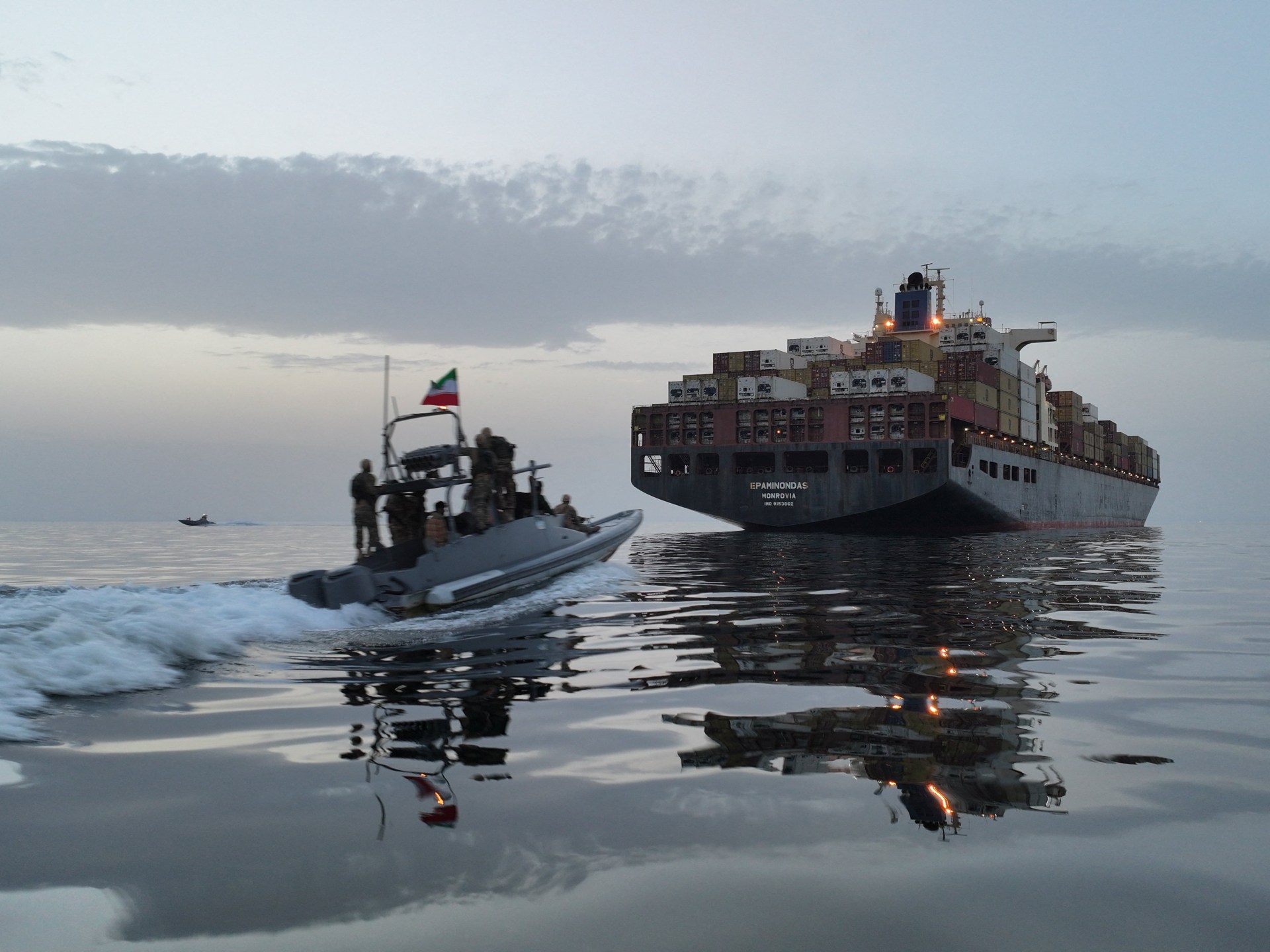 طهران وواشنطن تتبادلان اعتراض السفن والسبل تتقطع بآلاف البحارة في الخليج