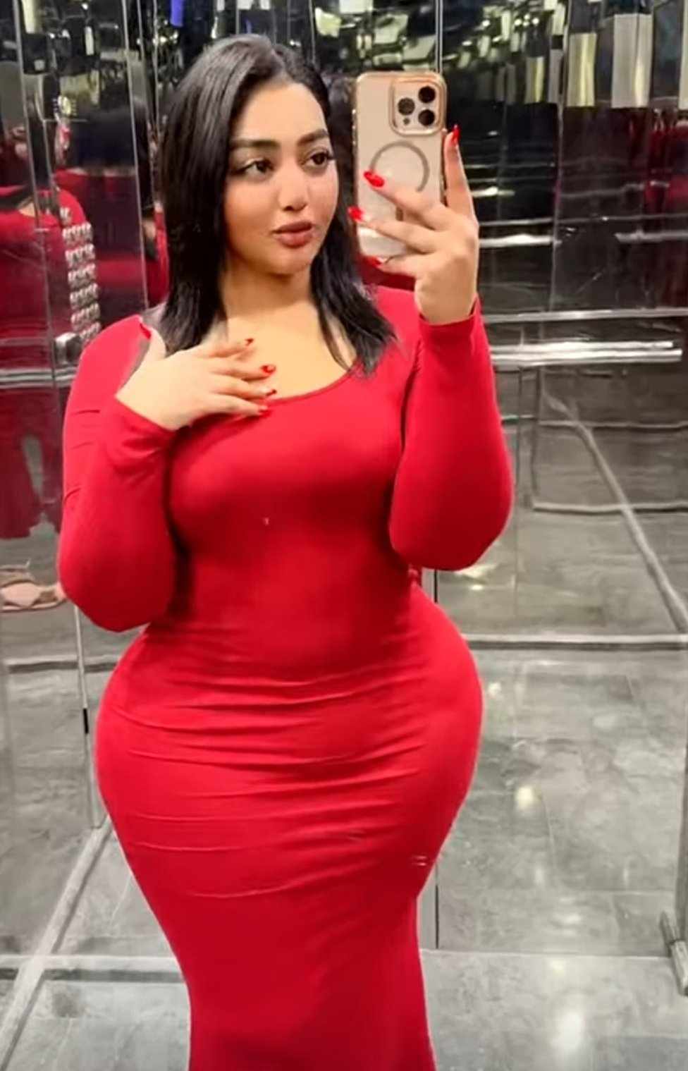 شاهد بالفيديو.. بقميص مثير داخل غرفة نومها.. المودل هديل إسماعيل تعبر عن سعادتها الكبيرة بعد عودتها للسودان: الخرطوم بقت رهيبة والناس بقوا حلوين