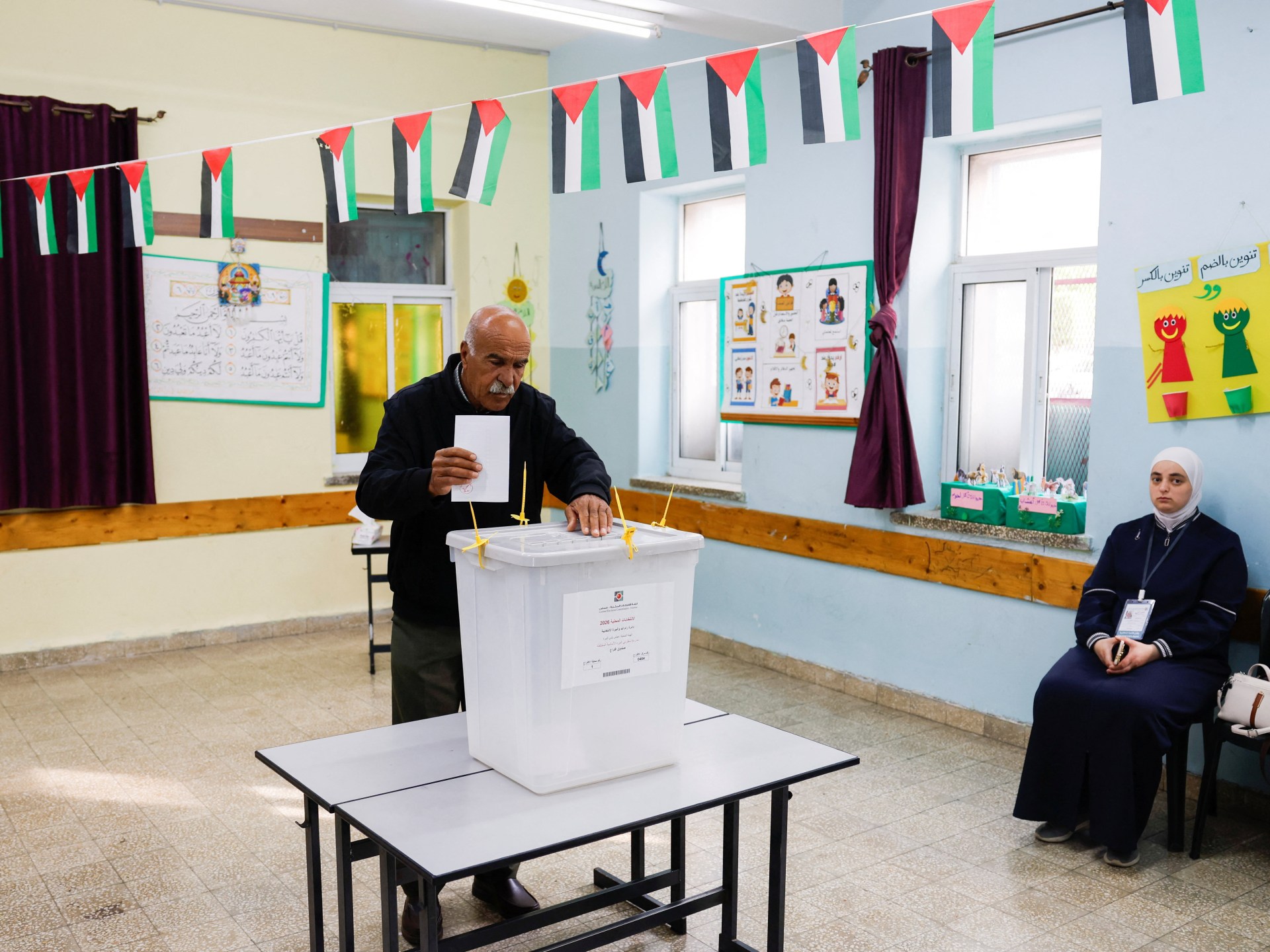 وسط منافسة محدودة.. بدء التصويت بانتخابات الضفة ودير البلح في غزة