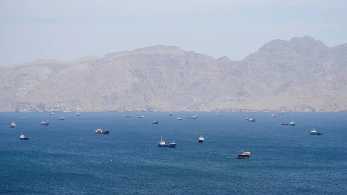 أميركا لـتحالف شركاء... وعشرات الدول تطالب بفتح هرمز