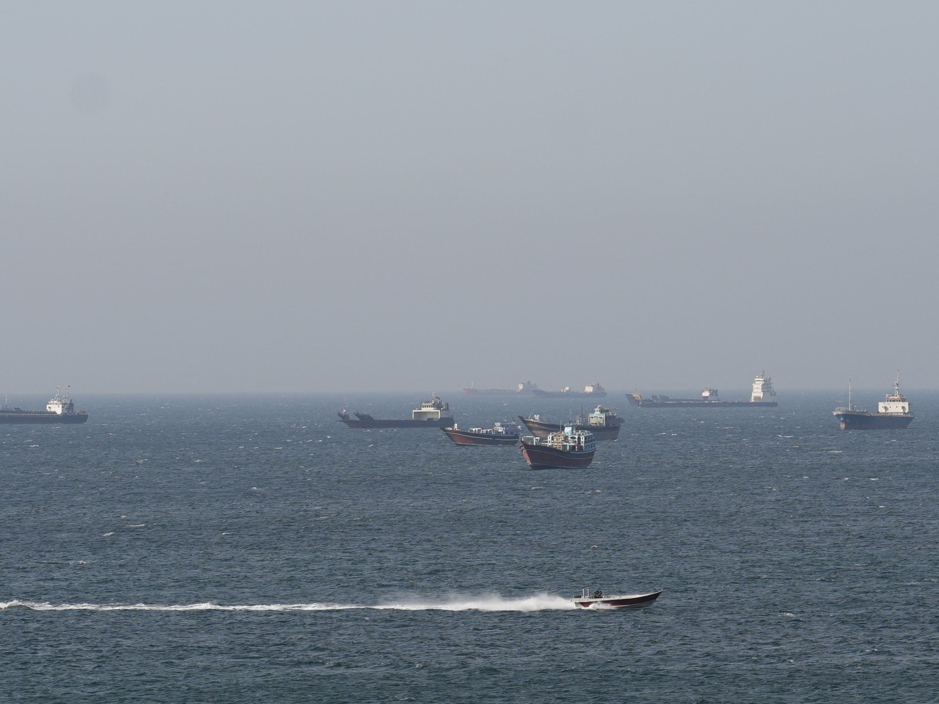 حرب إيران مباشر.. طهران تهدد باستهداف السفن في هرمز وواشنطن تواصل الحصار البحري