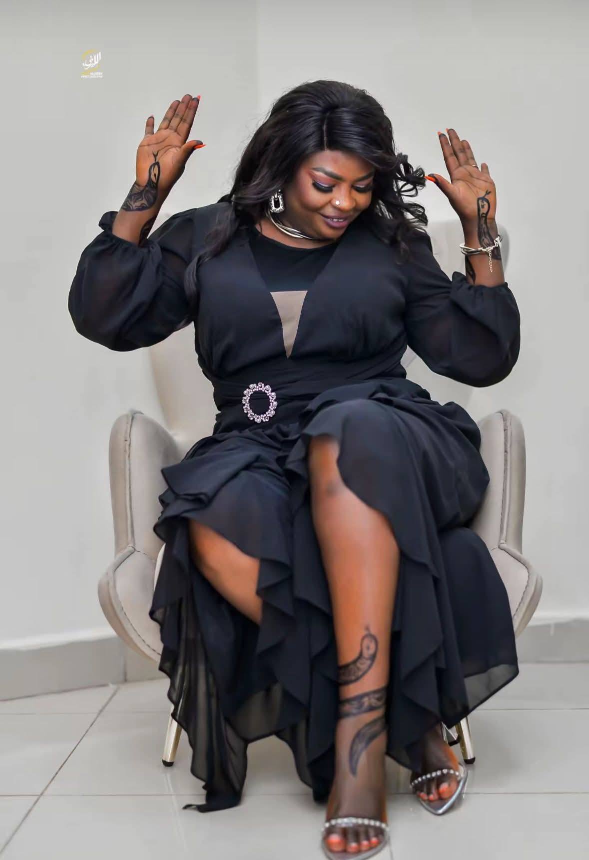 شاهد بالفيديو.. الفنانة منى ماروكو تثير للجدل لحظة دخولها لحياء حفل زواج بأزياء فاضحة