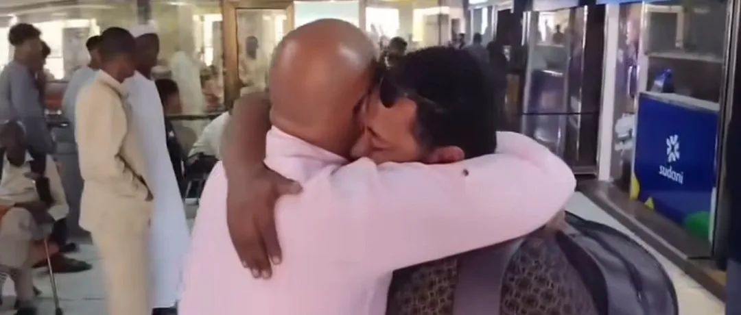 فيديو.. في مشهد مؤثر شاب سوداني يستقبل صديقه بمطار الخرطوم بعناق حار ويغني له لما ترجع بالسلامة فيديو.. في مشهد مؤثر شاب سوداني يستقبل صديقه بمطار الخرطوم بعناق حار ويغني له لما ترجع بالسلامة