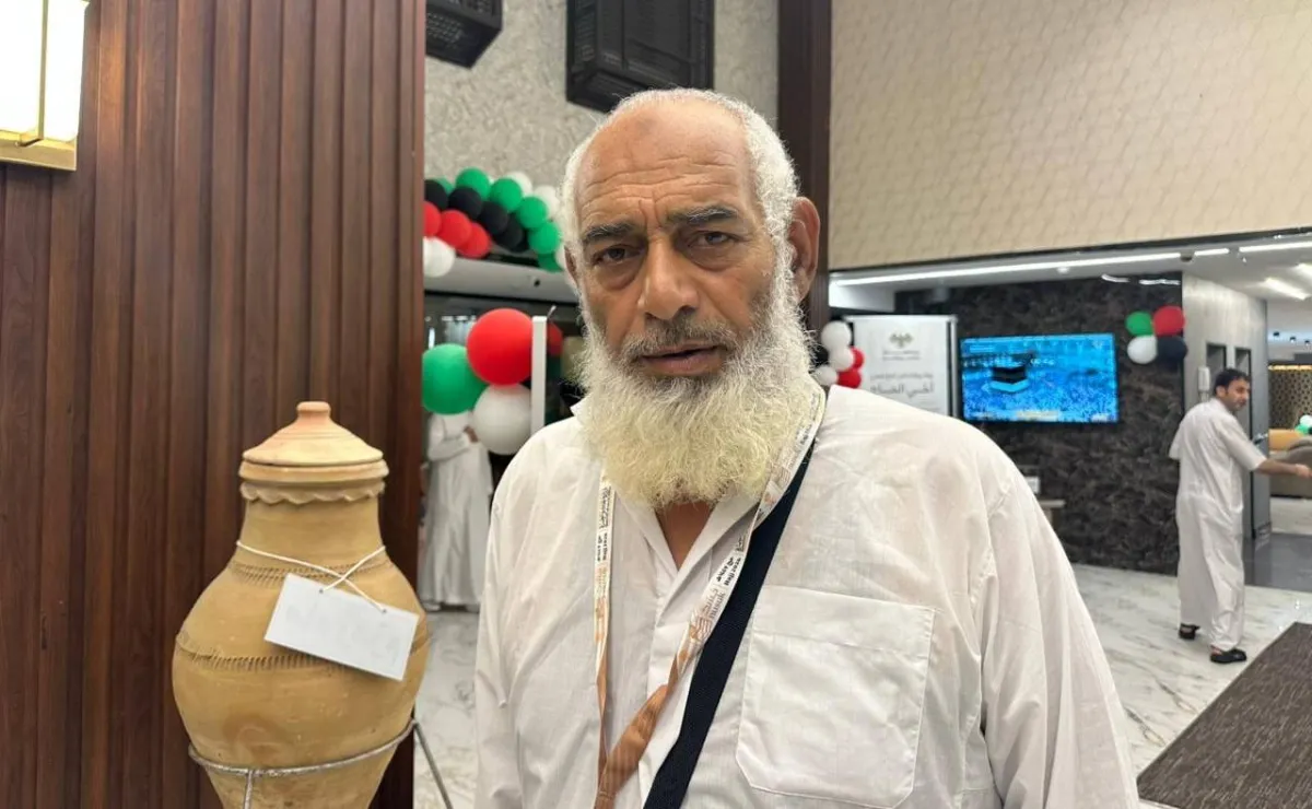 عبد الكريم الطويل... رحلة صبر بدأت من لهيب البارود وانتهت بالطواف عبد الكريم الطويل... رحلة صبر بدأت من لهيب البارود وانتهت بالطواف