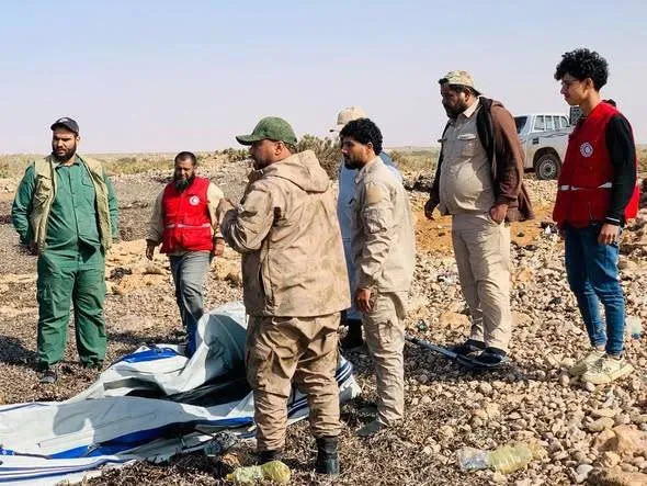 انتشال جثامين 23 مهاجرا قذفها البحر إلى سواحل ليبية