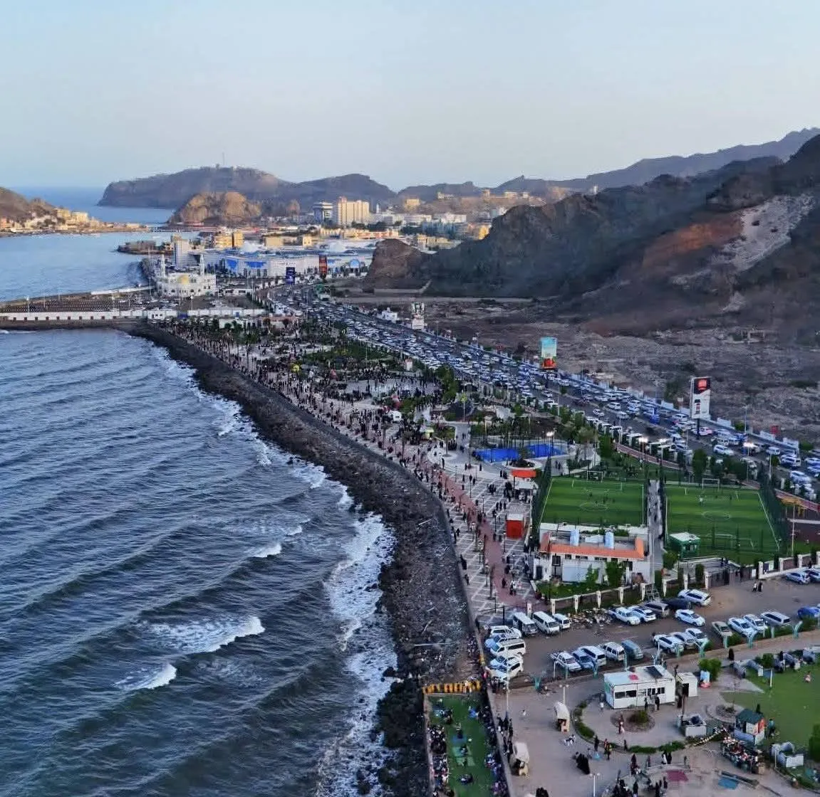 محافظ عدن يطالب بتحييدها عن الصراع السياسي