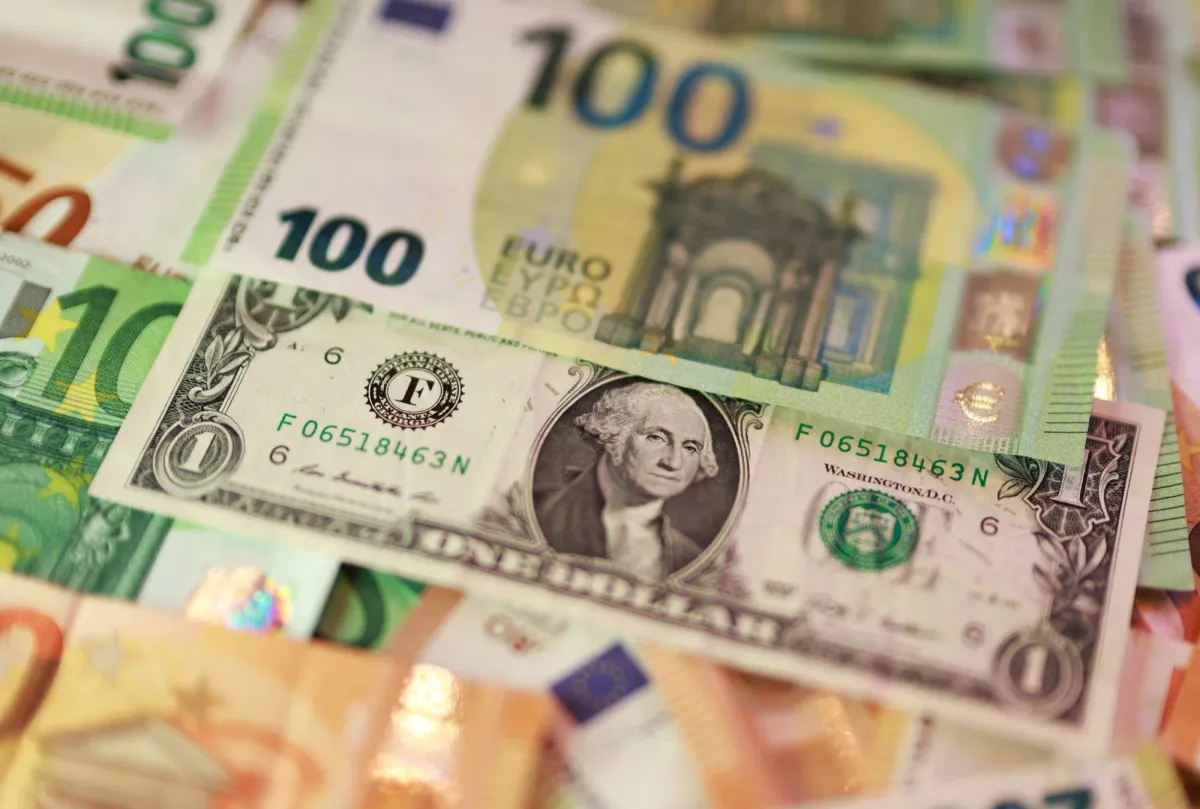 الدولار يتأهب لأكبر مكاسب شهرية منذ يوليو وسط اشتعال توترات الشرق الأوسط