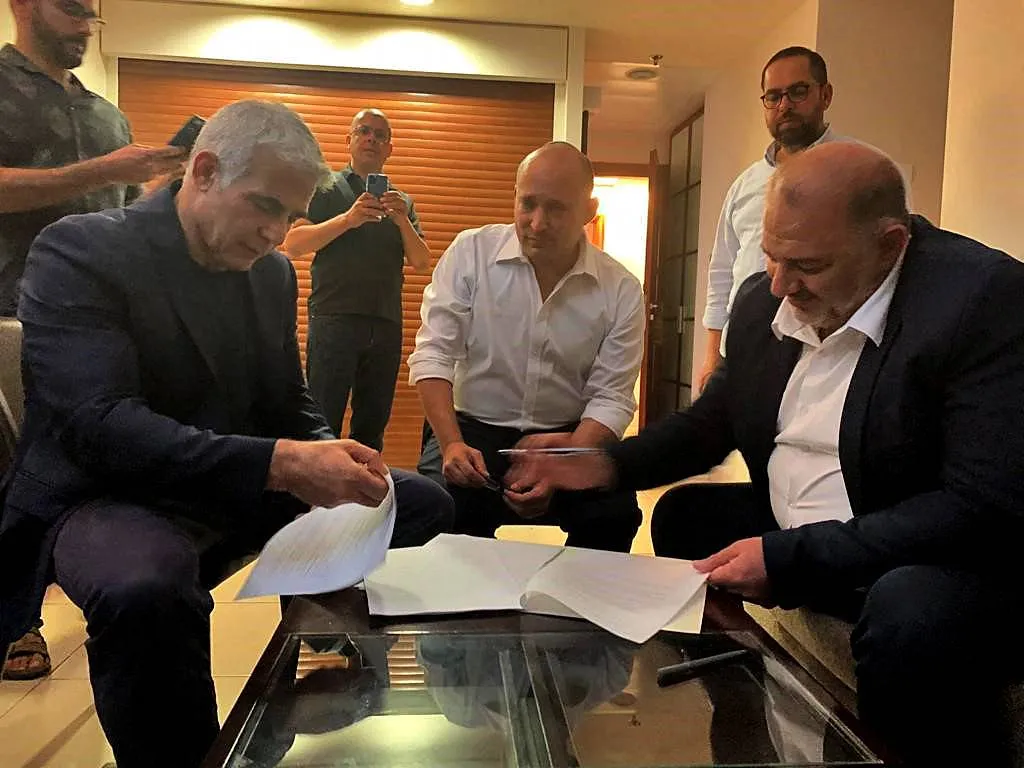 نتنياهو يخطط لشطب حزب عربي بزعم الإرهاب ومساعدة غزة
