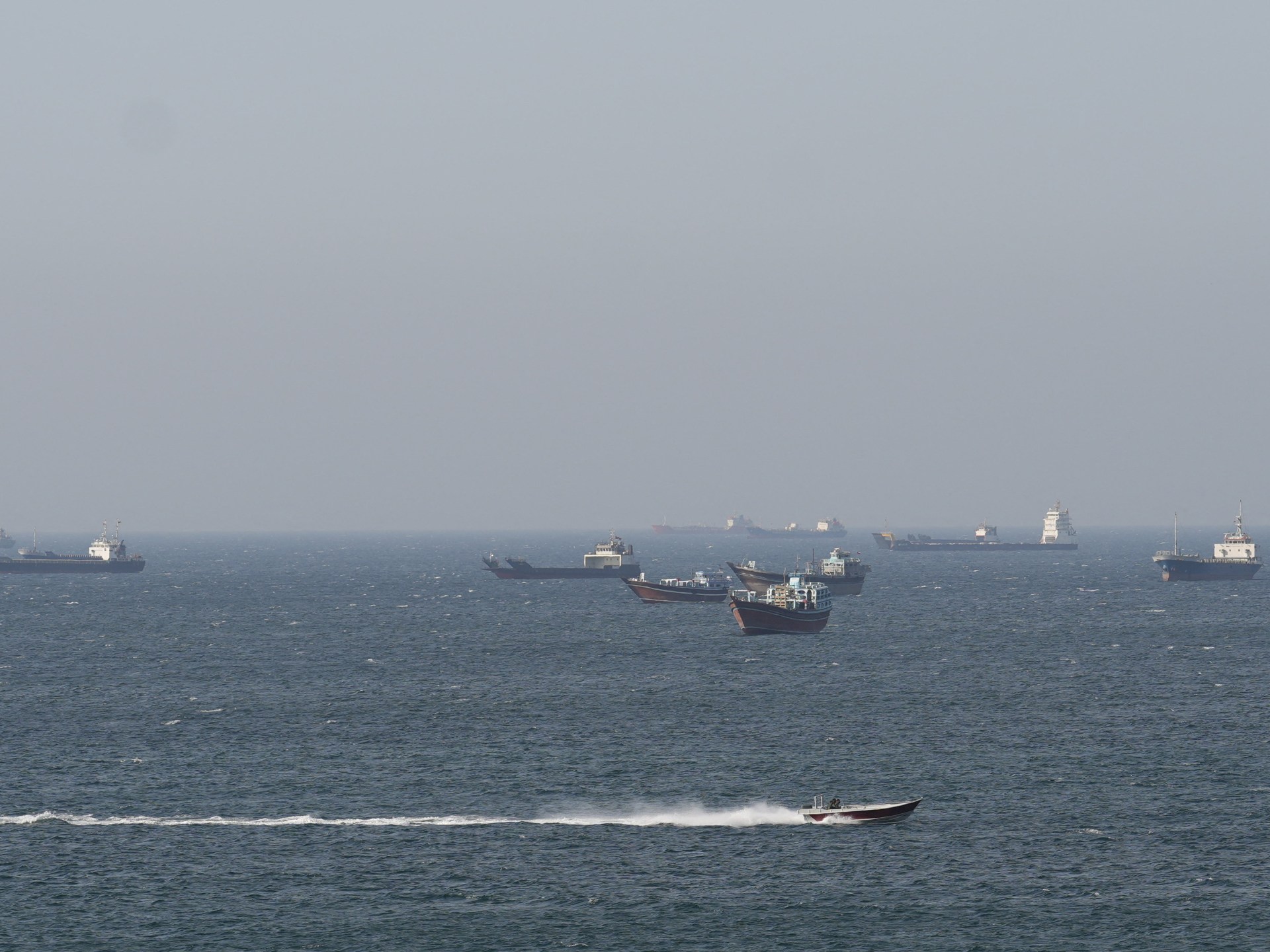 لغة الزوارق الحربية بين واشنطن وطهران في مضيق هرمز