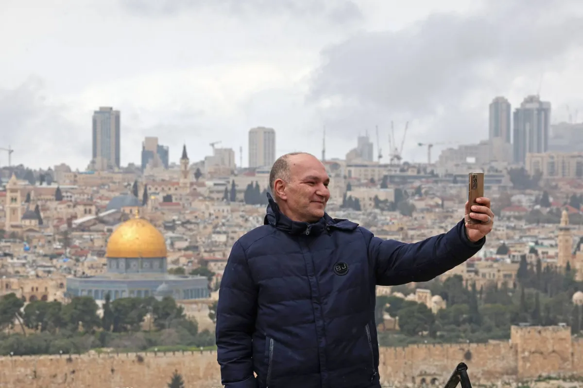 عباس يرحب بوقف النار ويطالب بأن يشمل الضفة وغزة