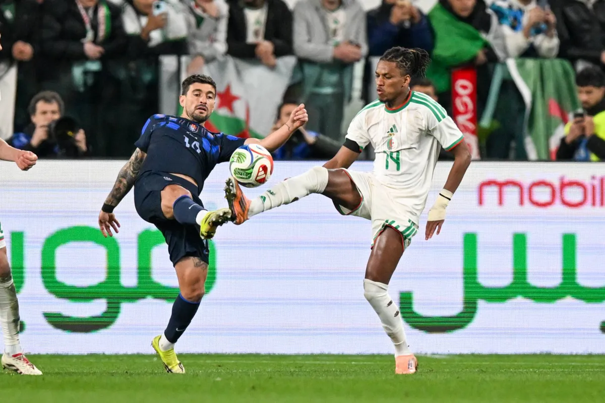 ملحق المونديال: التعادل السلبي يخيم على مواجهة الجزائر وأوروغواي ملحق المونديال: التعادل السلبي يخيم على مواجهة الجزائر وأوروغواي