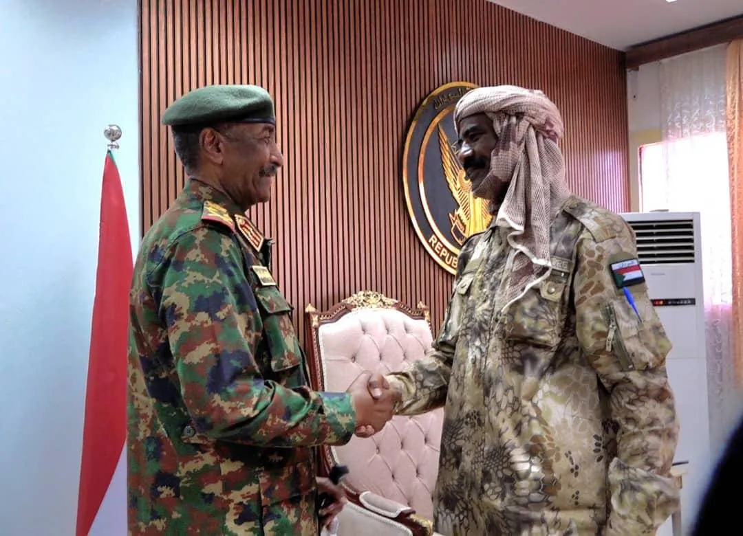 البرهان يستقبل اللواء النور القبة المنشق من الدعم السريع