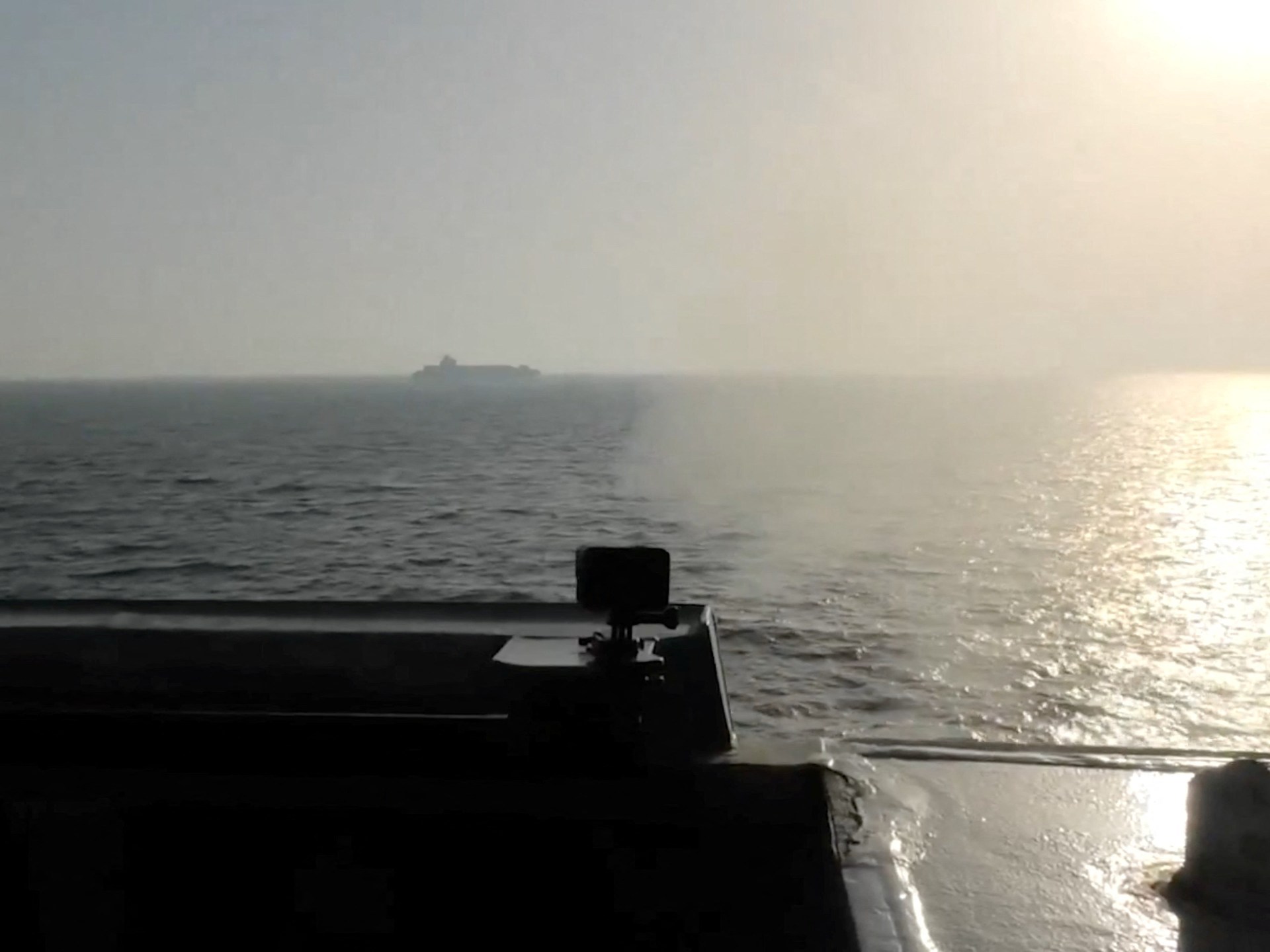 فيديو.. إنزال أمريكي على سفينة إيرانية في بحر العرب بعد تعطيلها بالقوة