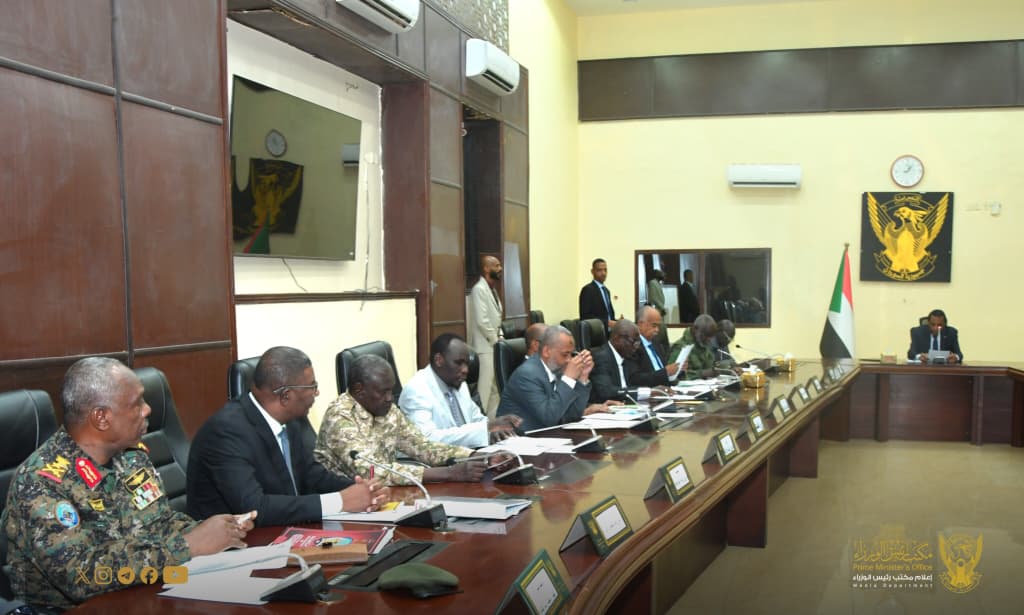 كامل إدريس يطلع سير الامتحانات وإجراءات الحج  