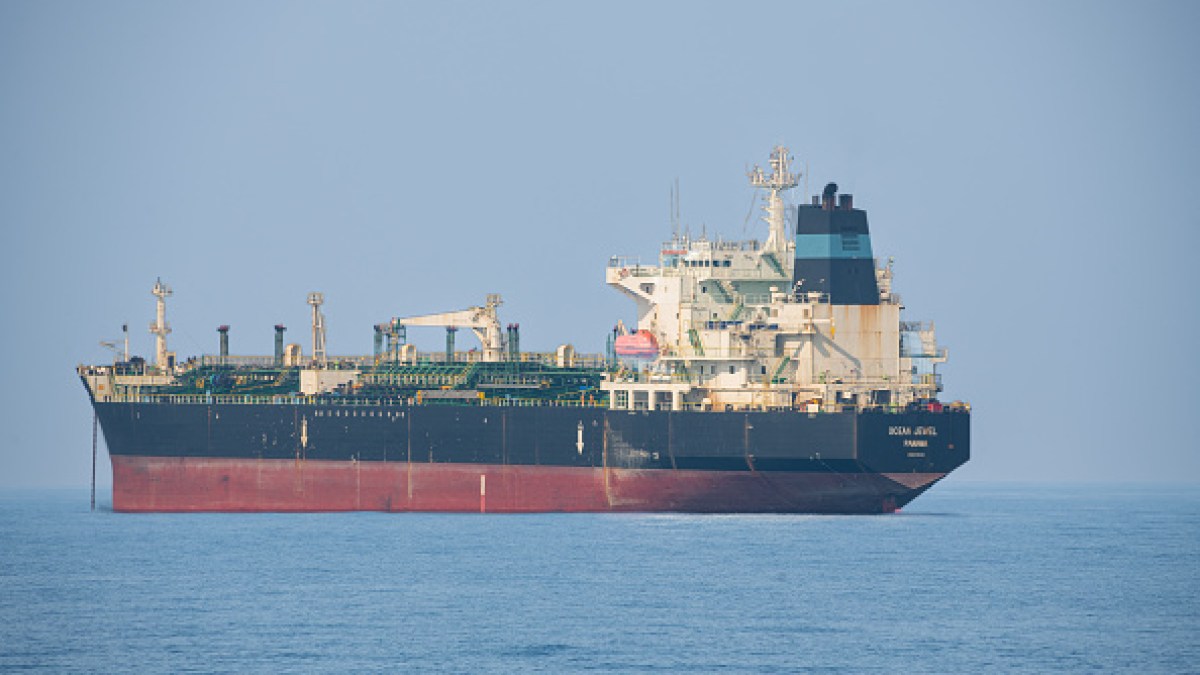 سفن عالقة في مضيق هرمز.. بحارة يواجهون الموت ونفاد الإمدادات سفن عالقة في مضيق هرمز.. بحارة يواجهون الموت ونفاد الإمدادات