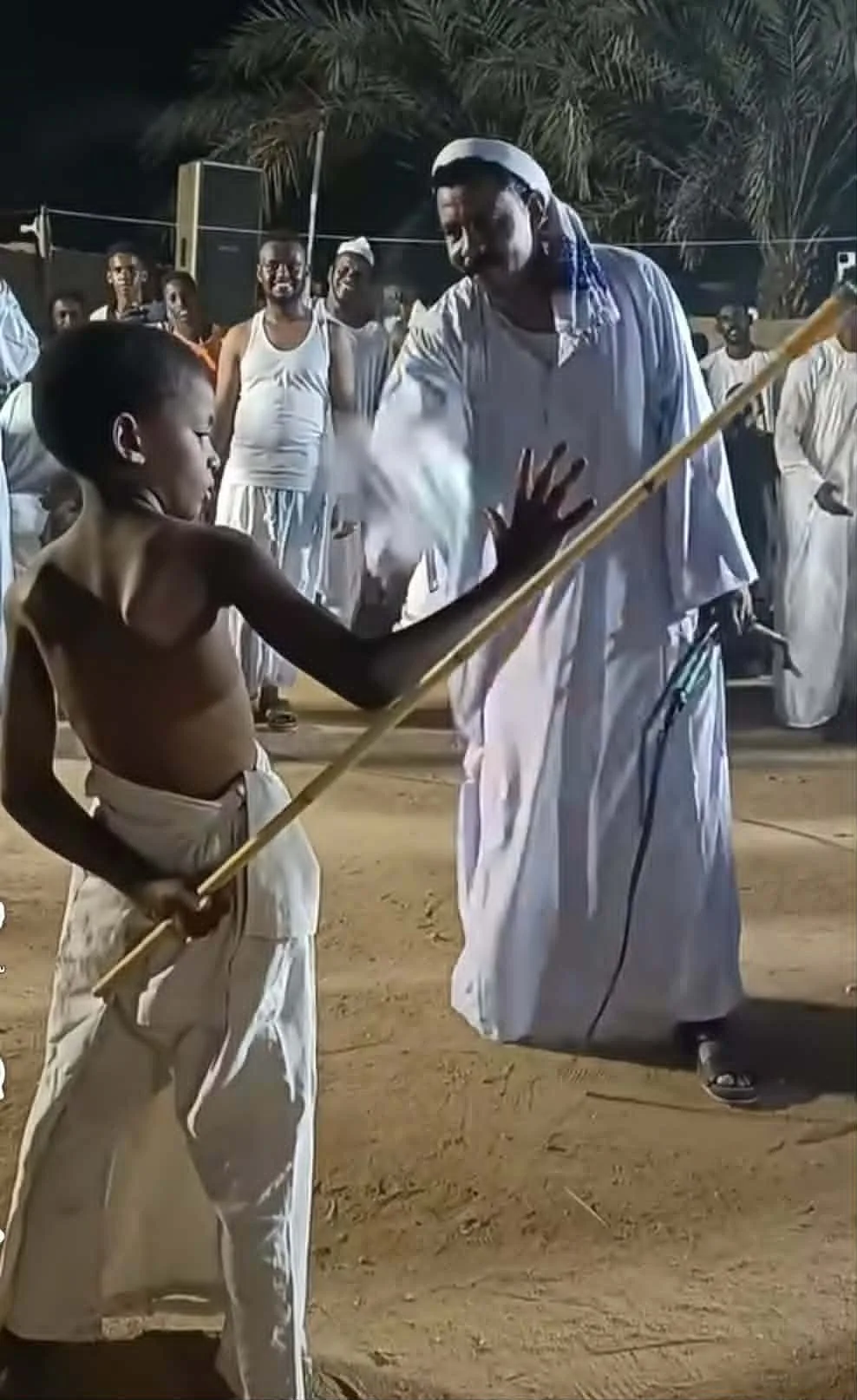 شاهد بالصورة والفيديو.. طفل سوداني يحظي بإعجاب الحاضرين والمتابعين بسبب ثباته وإصراره على الجلد في حفل دلوكة بنهر النيل شاهد بالصورة والفيديو.. طفل سوداني يحظي بإعجاب الحاضرين والمتابعين بسبب ثباته وإصراره على الجلد في حفل دلوكة بنهر النيل