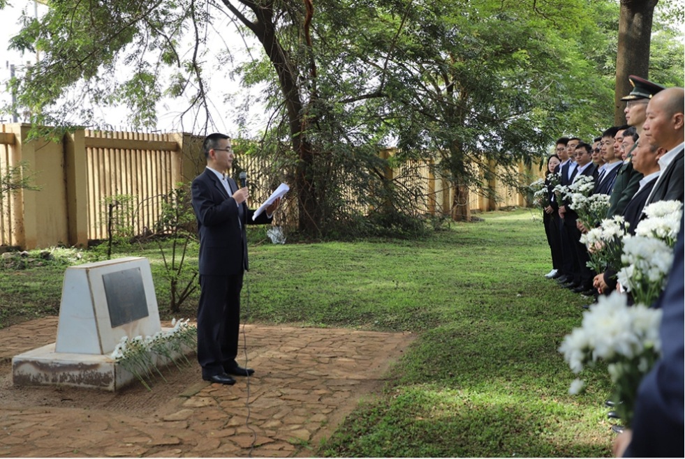المجتمع الصيني في أوغندا يكرّم خبراء صينيين متوفين في نصب تذكاري بنامبول المجتمع الصيني في أوغندا يكرّم خبراء صينيين متوفين في نصب تذكاري بنامبول